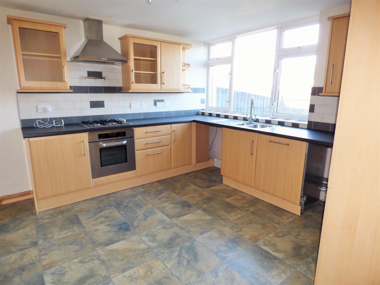 KITCHEN/DINING AREA